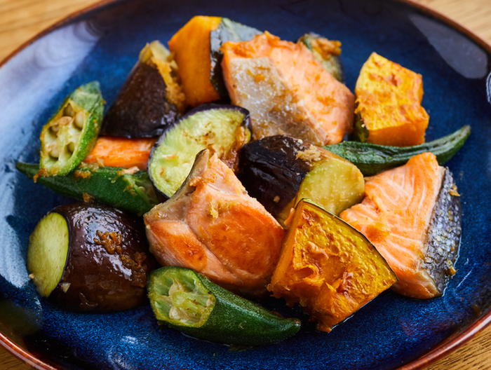 夏野菜と鮭の炒め物