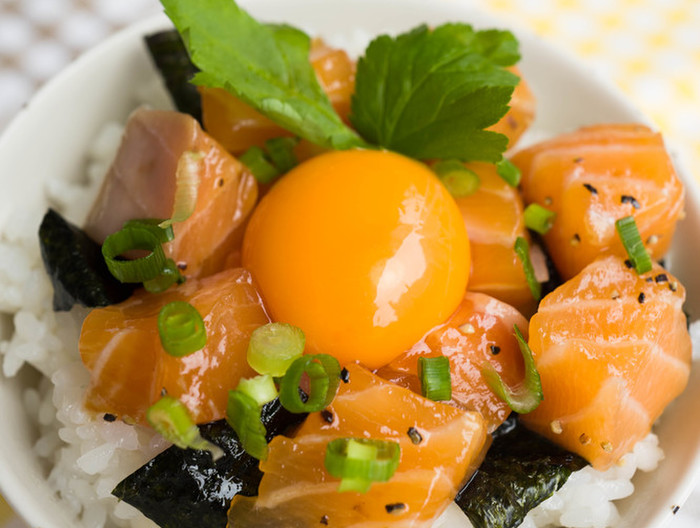 サーモンユッケのっけご飯