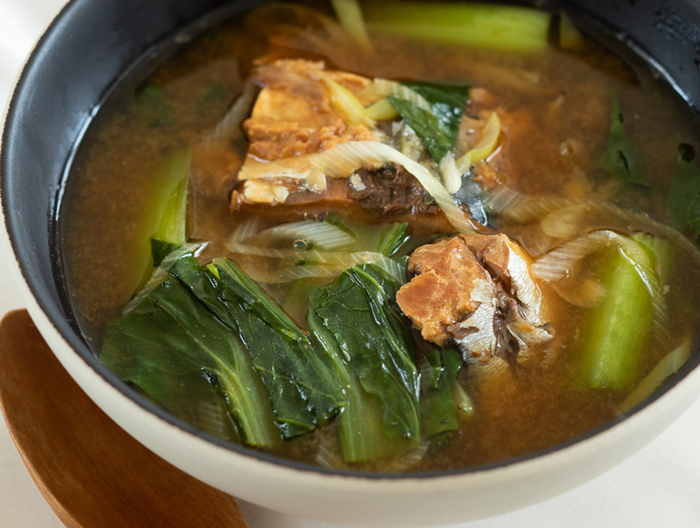 小松菜とさばみそ缶のしょうがスープ