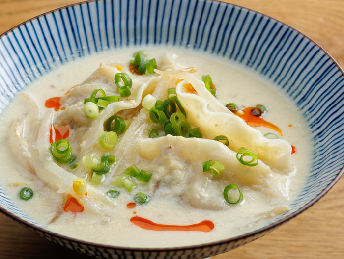 冷凍餃子ともやしの豆乳坦々スープ