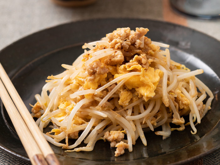 ひき肉ともやしのふんわり卵炒め