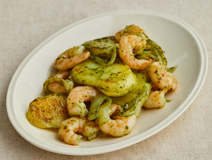 えびとじゃがいものバジルソース炒め