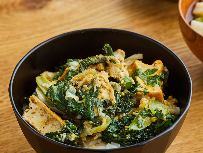 春菊と厚揚げの卵とじ丼