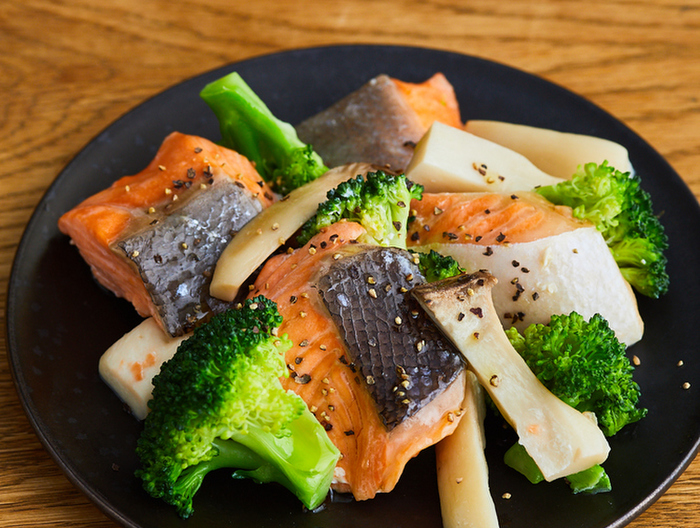 鮭とブロッコリーのフライパン蒸し