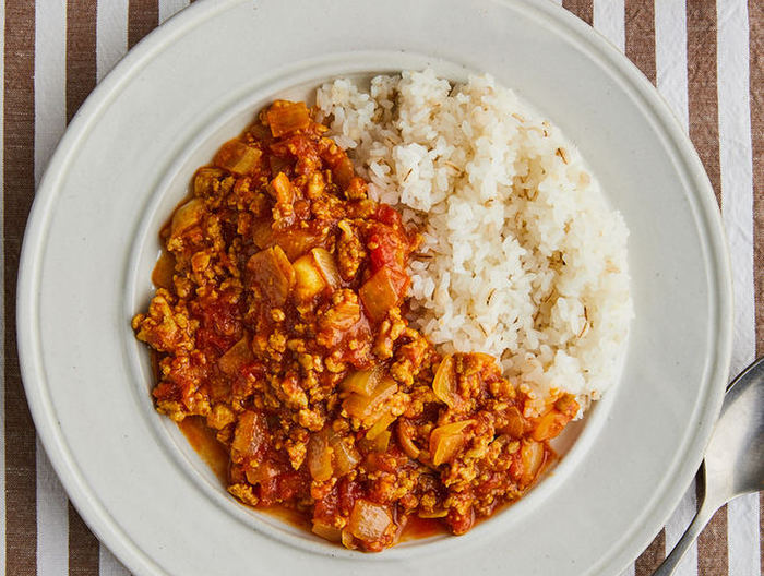 炒めるトマトカレー