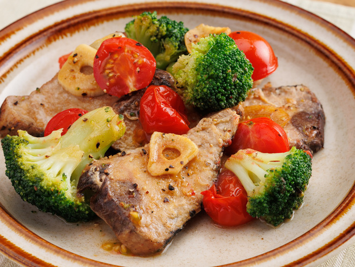 かつおとブロッコリーのガーリックしょうゆ