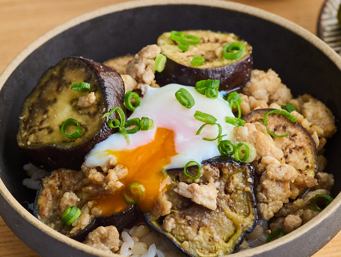 なすと鶏ひき肉の甘辛みそ炒め丼