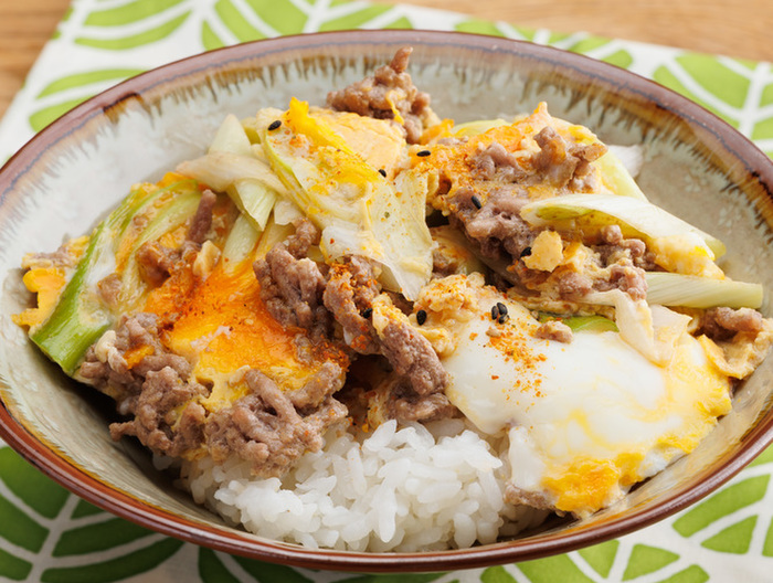 豚ひき肉とねぎの卵とじ丼