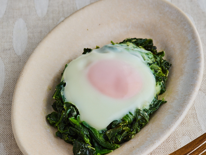朝食に ほうれん草の巣ごもり卵