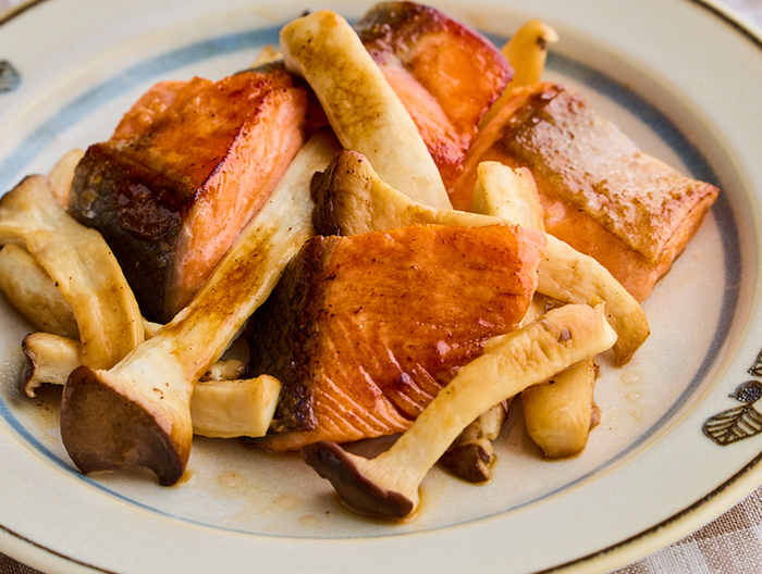 サーモンとエリンギのバターしょうゆ炒め