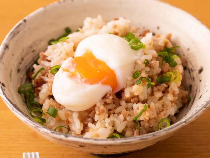 かんたん肉みそ混ぜごはん　温玉のせ