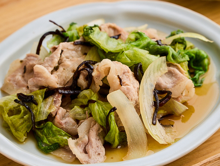 レタスと豚肉の塩昆布蒸し