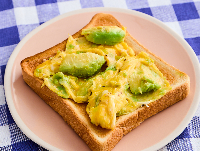 アボカドのスクランブルエッグトースト