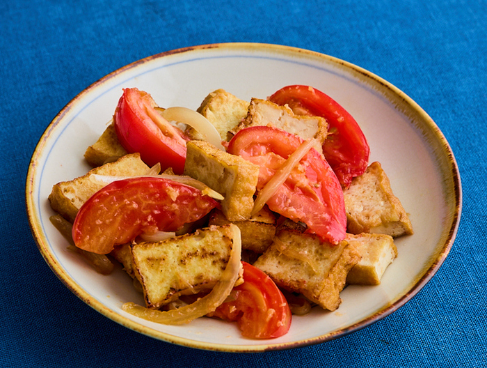 厚揚げとトマトのしょうが炒め