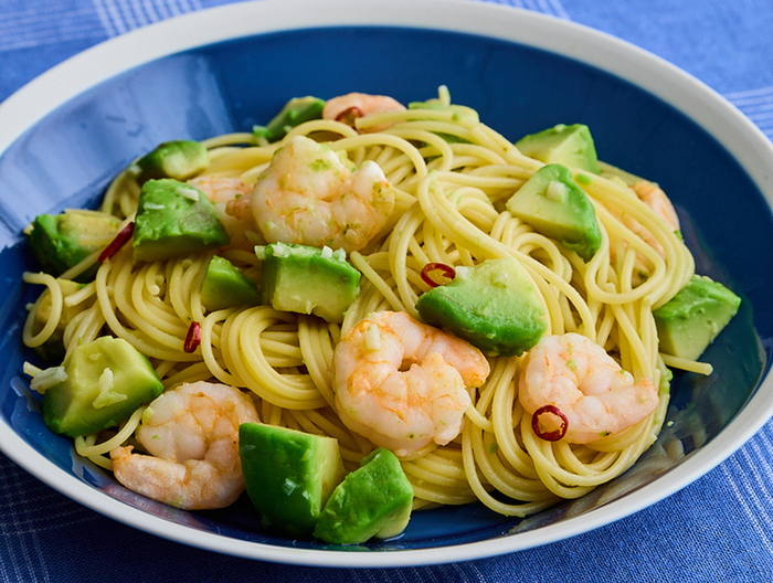 えびとアボカドのパスタ