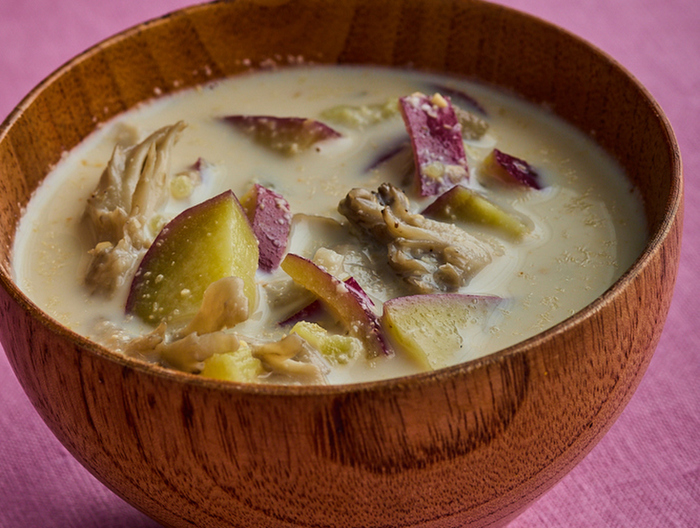 きのことさつまいもの豆乳みそ汁