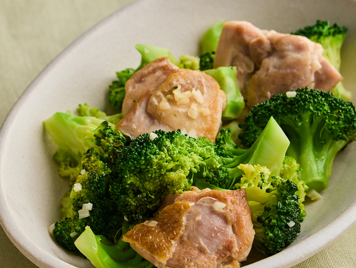 鶏肉とブロッコリーの塩蒸し煮