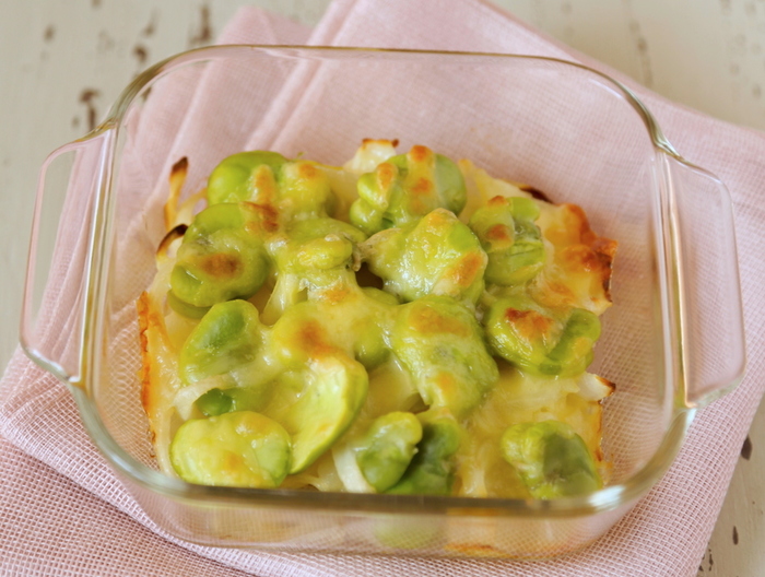 ホクホクそら豆と新玉ねぎのチーズ焼き