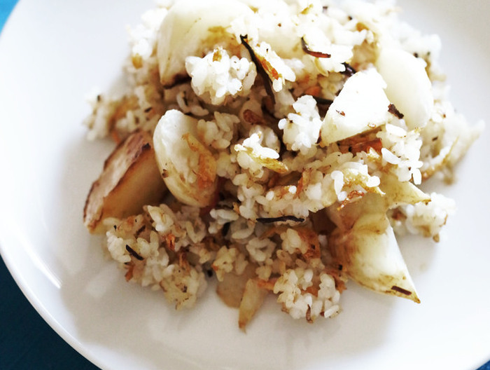 焼きかぶと桜えびの塩昆布チャーハン