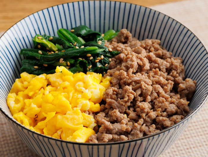 しっとりそぼろの三色丼