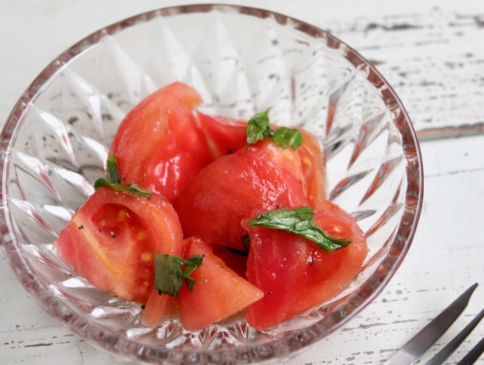 生バジルとトマトのやみつきサラダ