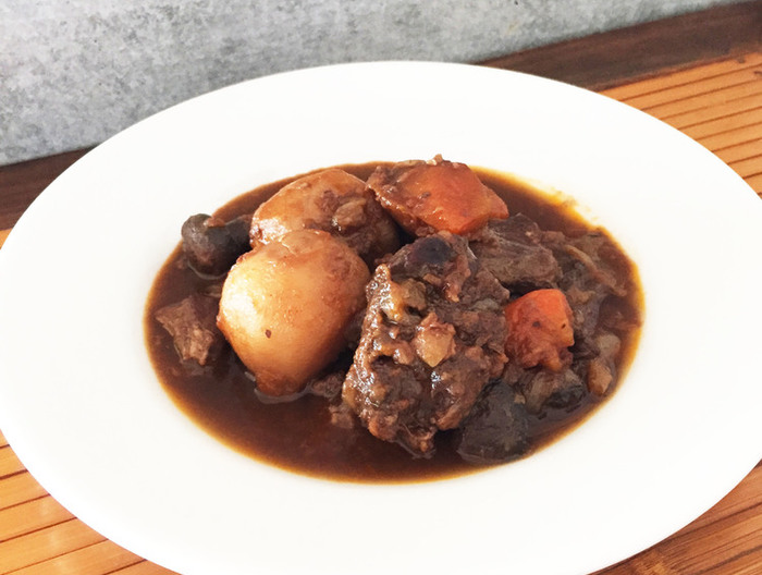 圧力鍋で 新じゃがと牛すね肉のあっさり赤ワイン煮