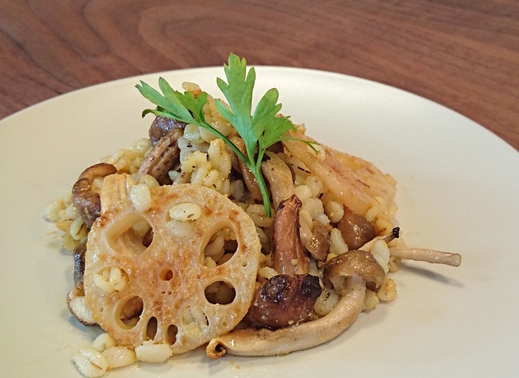 焼ききのこと蓮根と押し麦のシークヮーサーサラダ