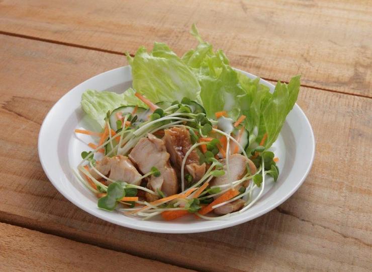 ヘルシーな土佐の地鶏サラダ