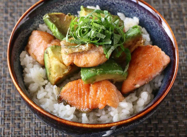 鮭とアボカドの柚子胡椒丼