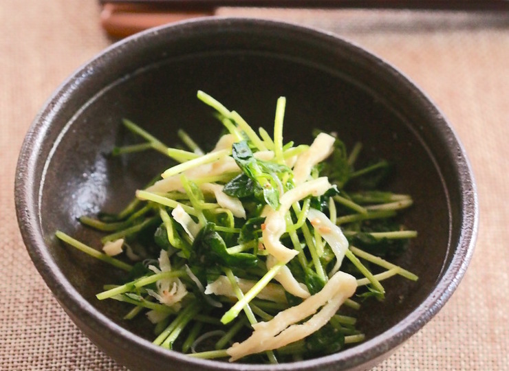 豆苗とさきいかの和え物