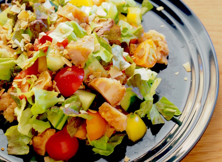 鶏から揚げで彩りチョップドサラダ