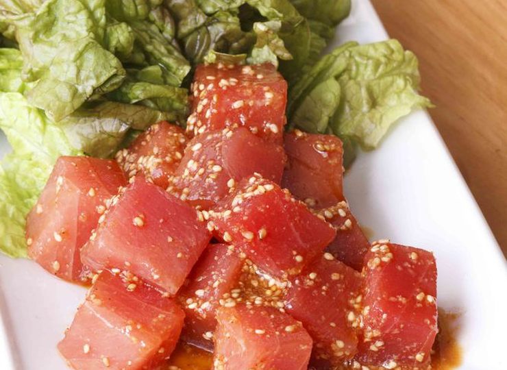 ピリ辛まぐろ漬け　レタス添え