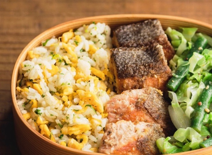鮭のスパイシー焼き・野菜のマスタードあえ・炒飯のお弁当