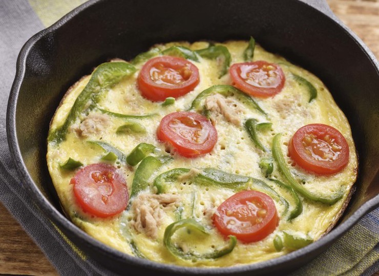 彩りと具だくさんが自慢　オープンオムレツ