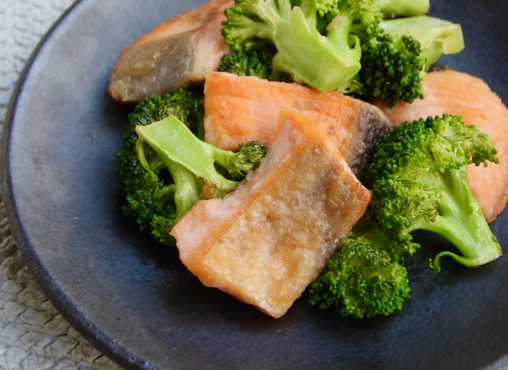 鮭とブロッコリーの炒めもの