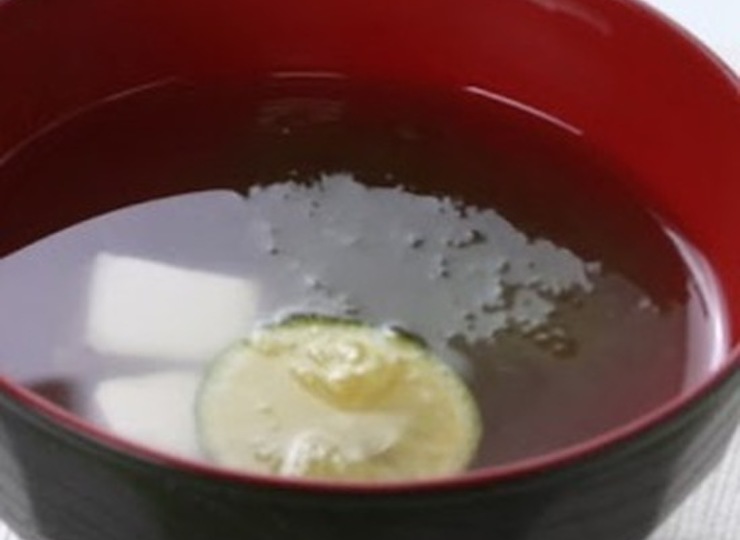 豆腐と削り昆布のすまし汁