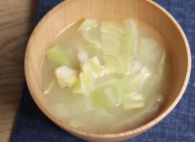 キャベツと油揚げのみそ汁