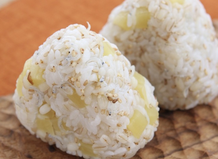 たくあんとしらすのもち麦おむすび