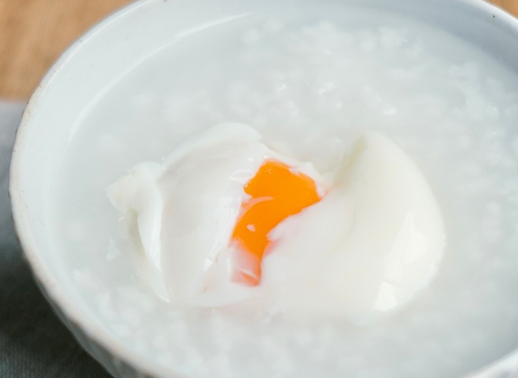 レトルトおかゆの温玉のせ