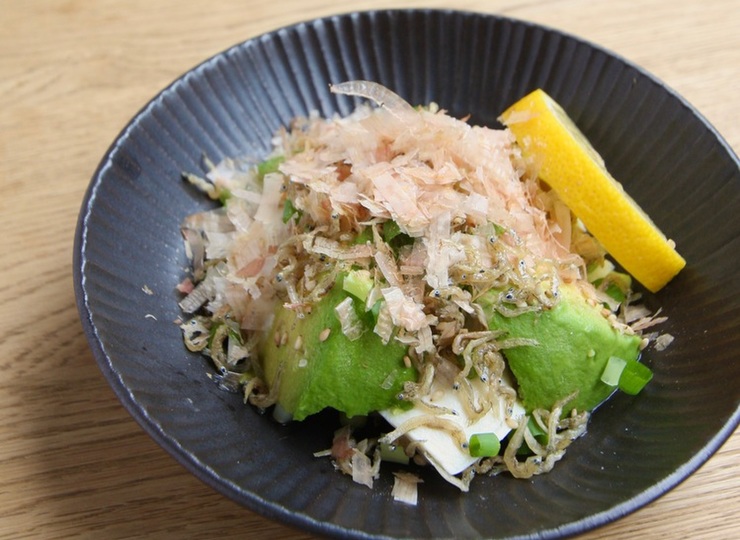 豆腐とアボカドのカリカリじゃこ奴