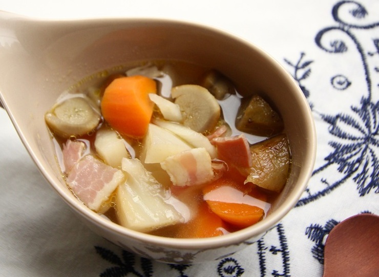 ごろごろ根菜のコンソメスープ