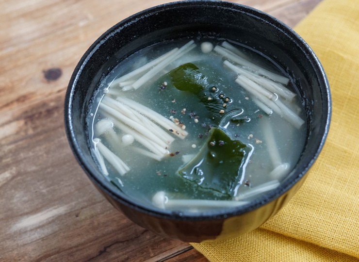 長いもとわかめの中華スープ