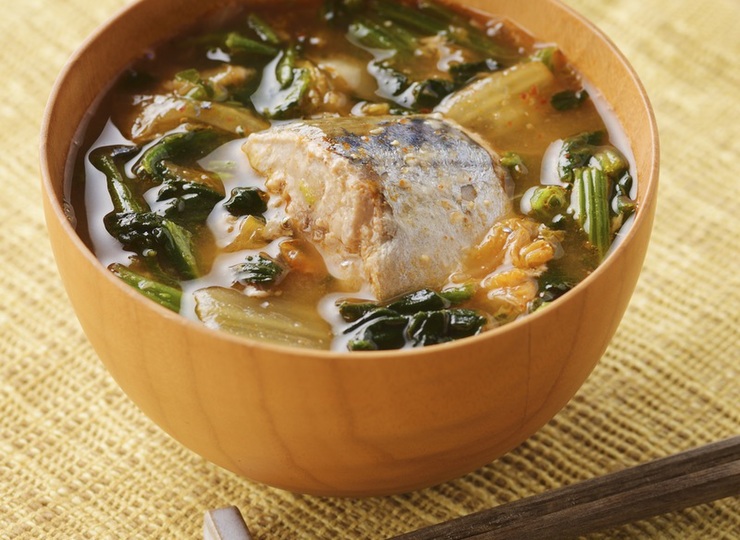 さば缶とキムチの具だくさんみそ汁