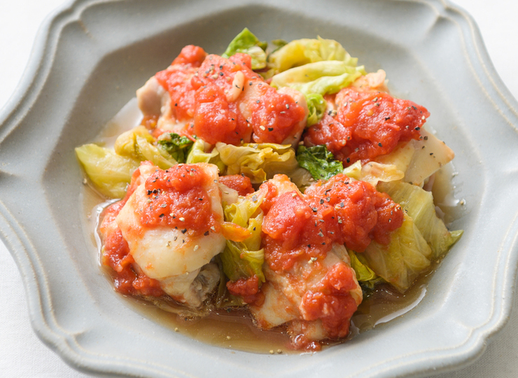 電子レンジで簡単　カットレタスと鶏肉のトマト煮