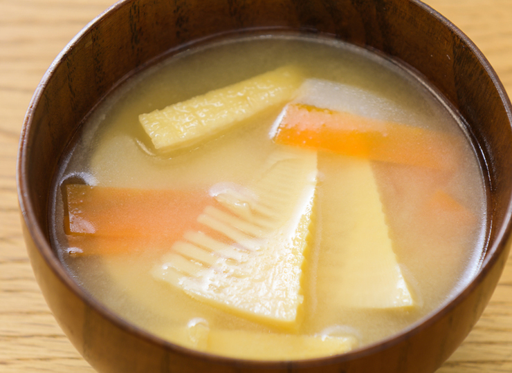 たけのことにんじんのみそ汁