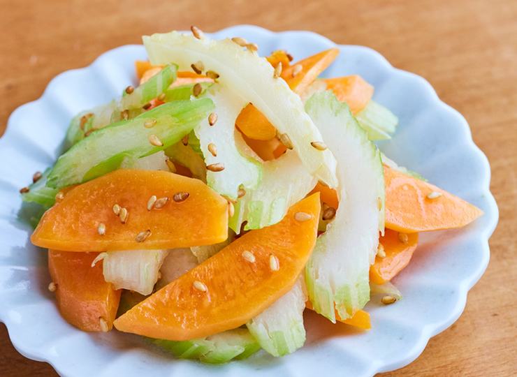 にんじんとセロリの塩炒め