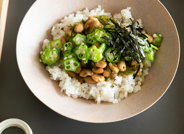 オクラとめかぶの納豆丼