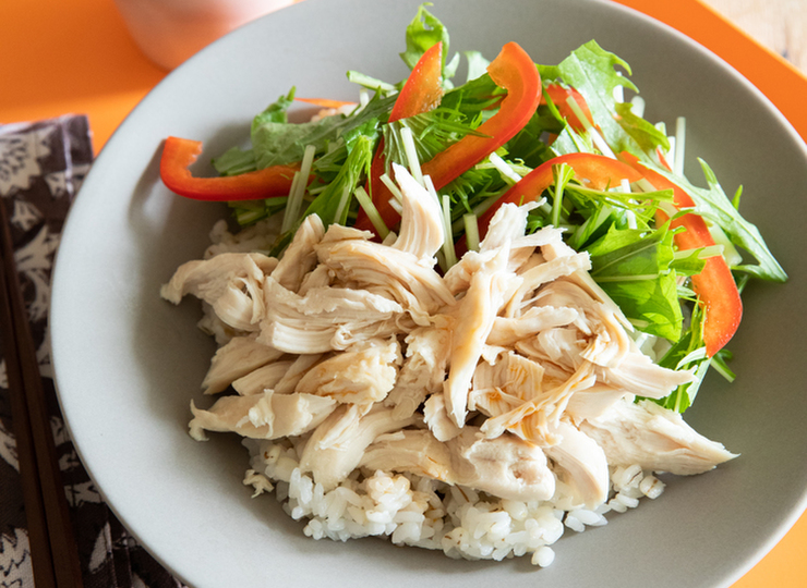 蒸しささ身のピリ辛ぽん酢丼