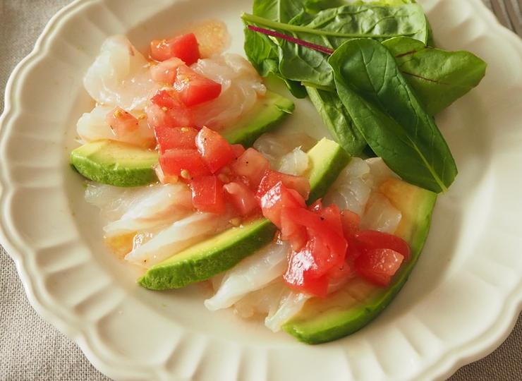 白身魚とアボカドのカルパッチョ　フレッシュトマトソース