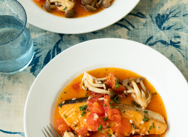 鮭とトマトとしめじのアクアパッツァ